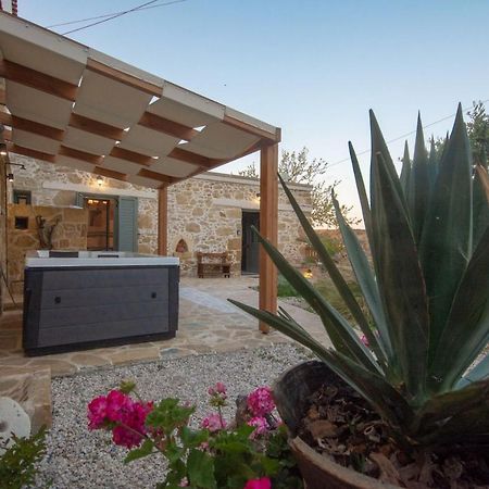 Pamelas House With Jacuzzi Kissamos Bagian luar foto