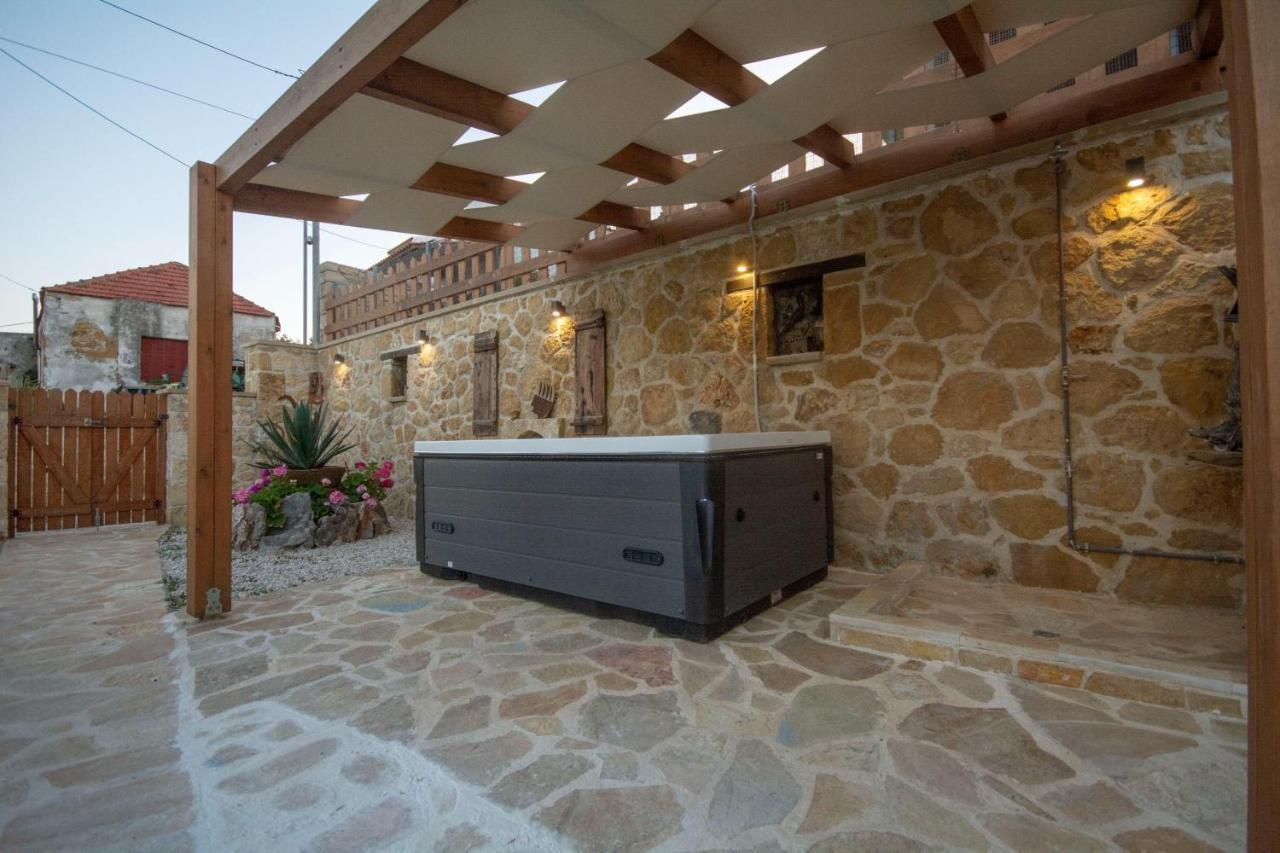 Pamelas House With Jacuzzi Kissamos Bagian luar foto