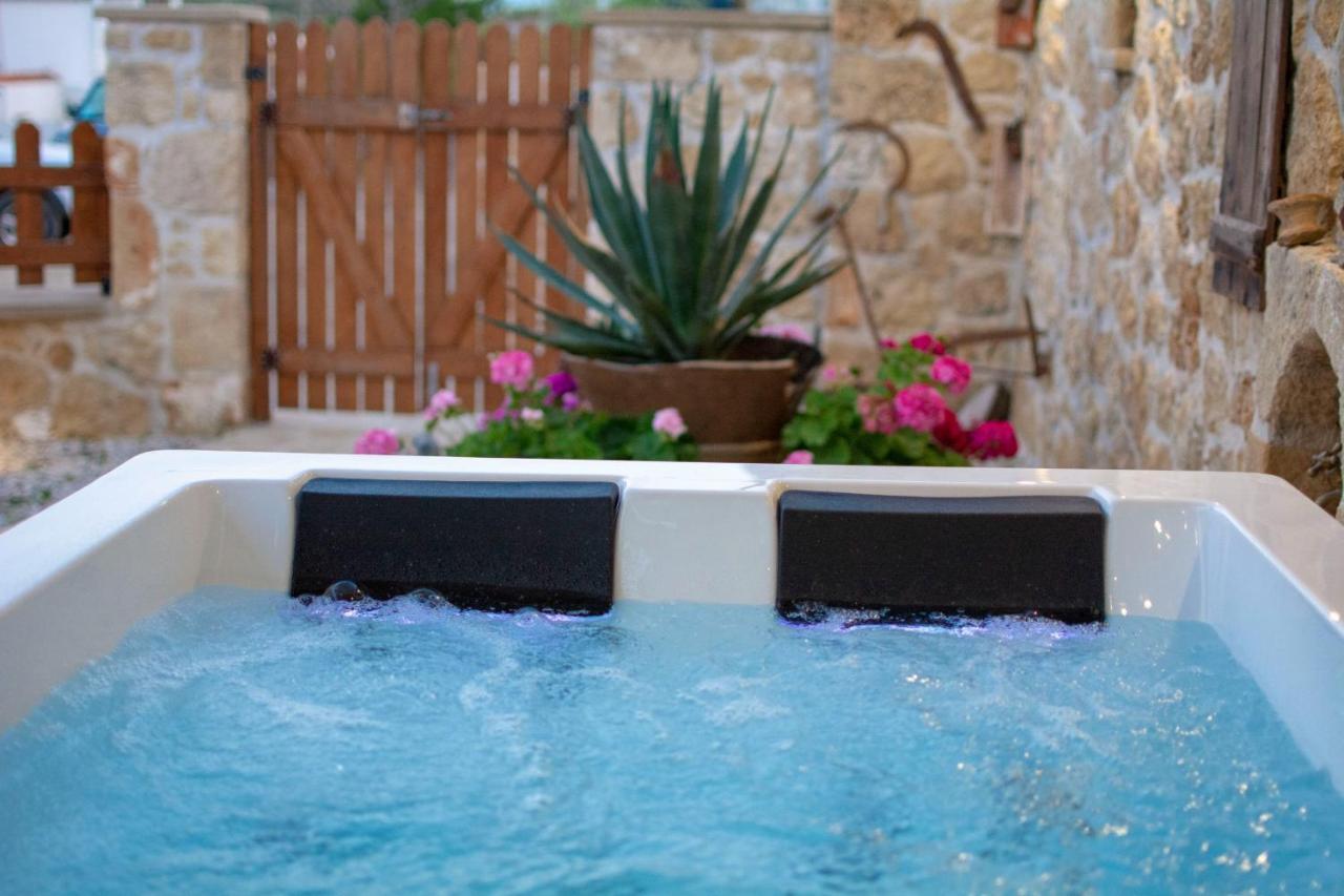 Pamelas House With Jacuzzi Kissamos Bagian luar foto