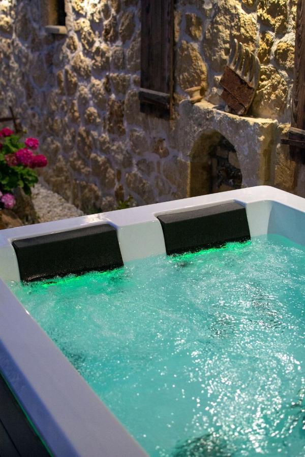 Pamelas House With Jacuzzi Kissamos Bagian luar foto