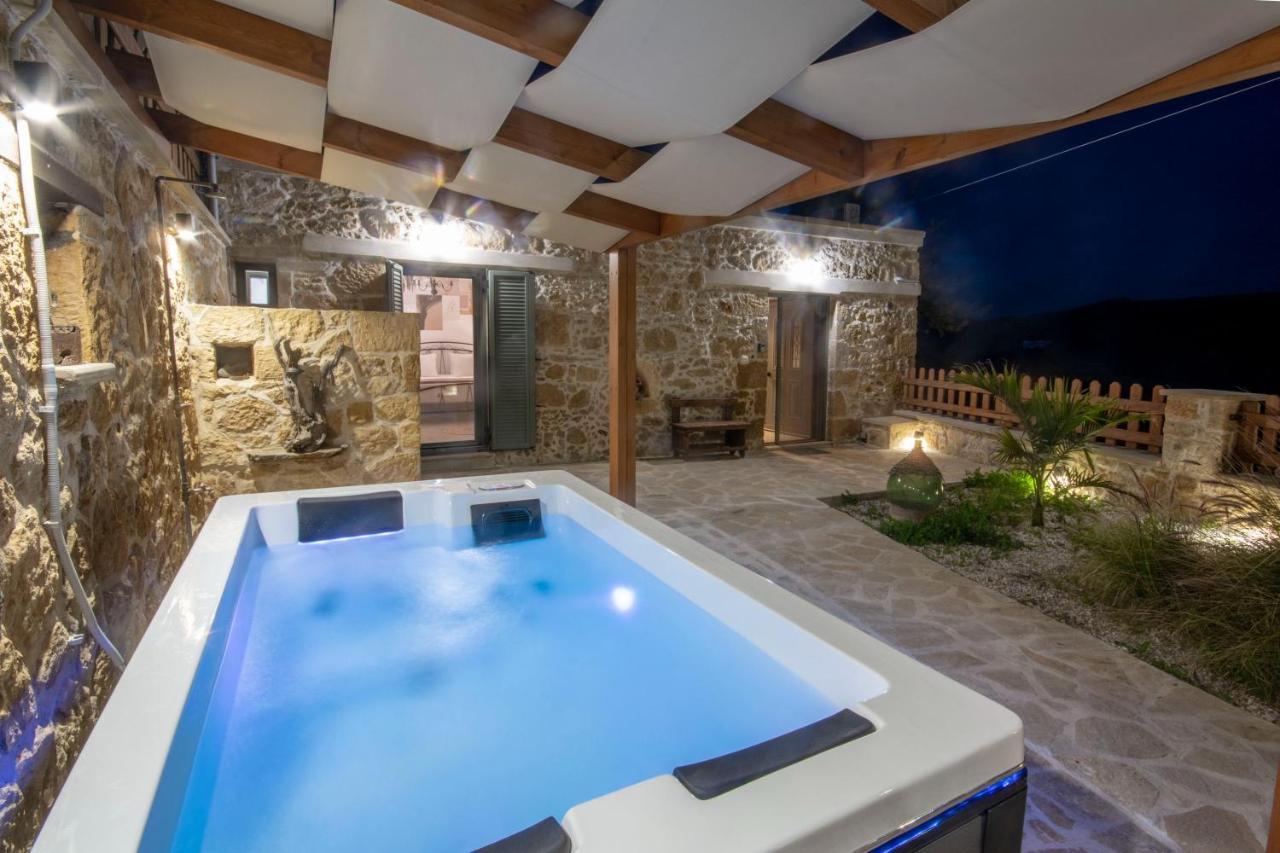 Pamelas House With Jacuzzi Kissamos Bagian luar foto