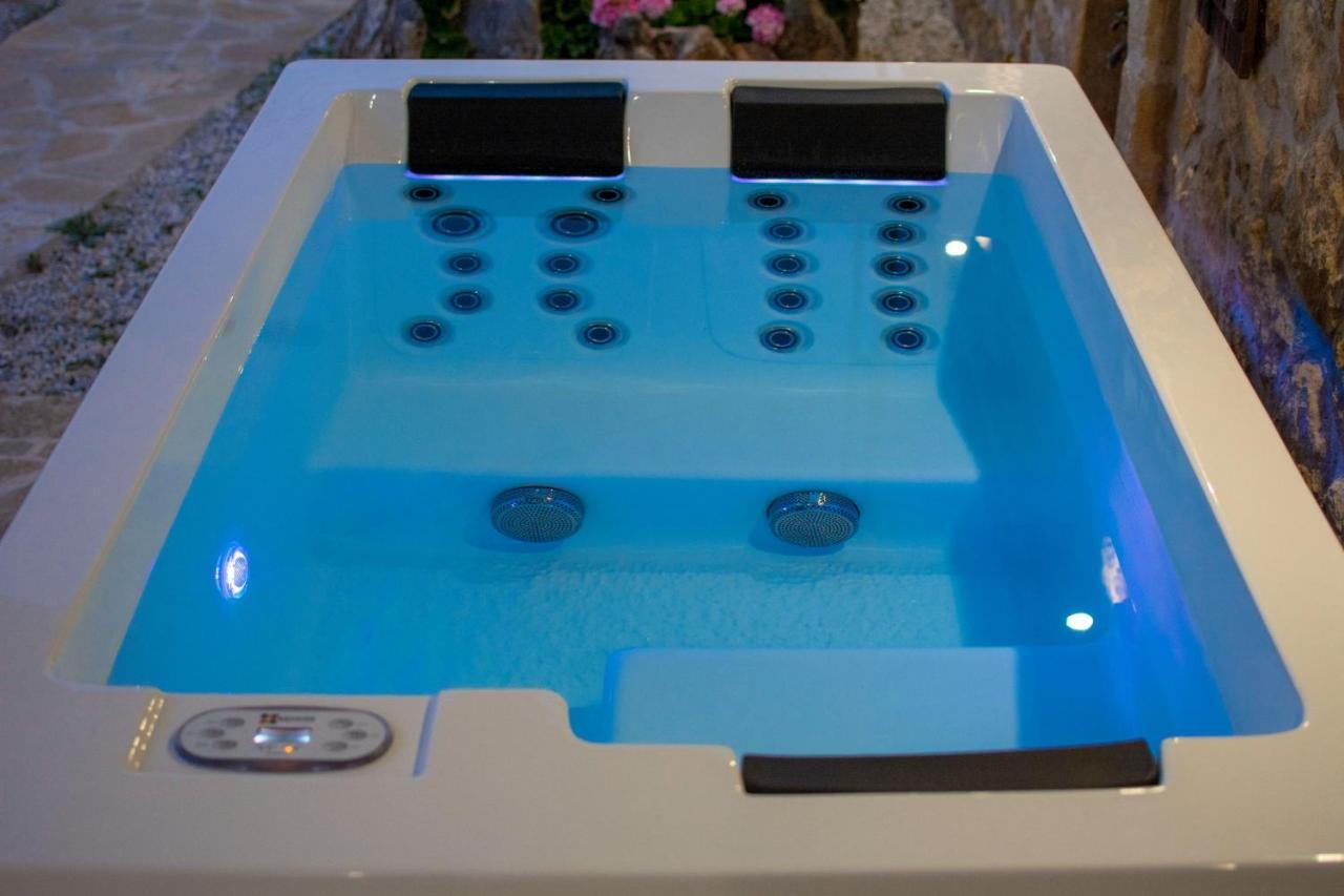 Pamelas House With Jacuzzi Kissamos Bagian luar foto